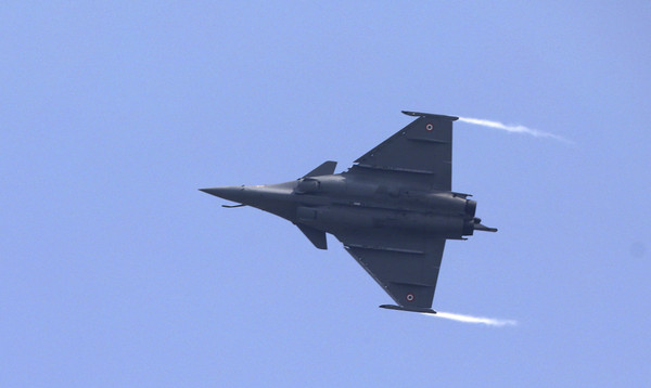 ▲▼  印度一架飆風戰機10日飛越印度哈里亞納邦安巴拉（Ambala）上空。（圖／達志影像／美聯社）