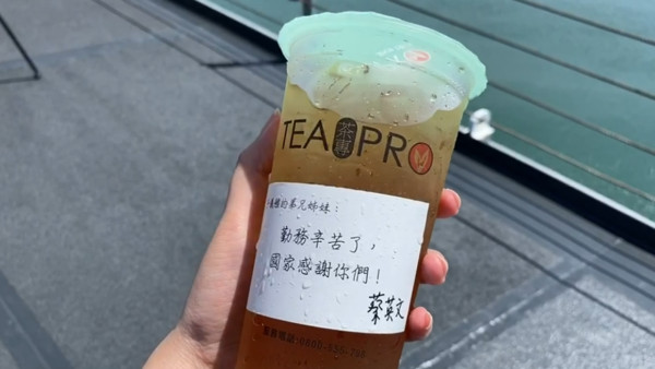 ▲▼總統蔡英文前往茶專飲料店。（圖／總統府提供）