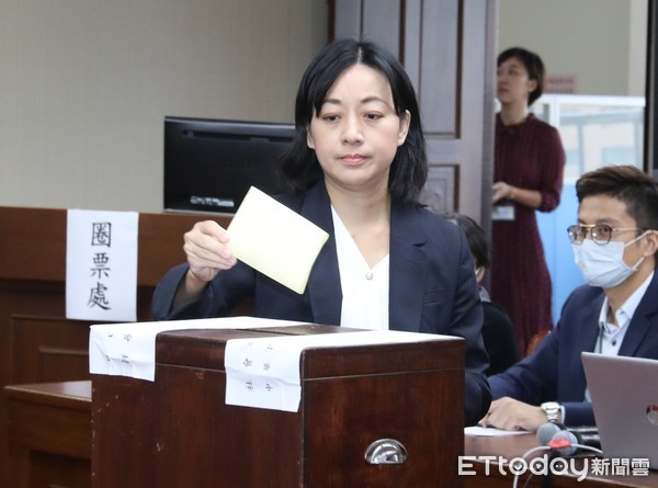 ▲▼立法院常設委員會召委選舉 社福衛環委員會 王婉諭 訪問 投票。（圖／記者屠惠剛攝）