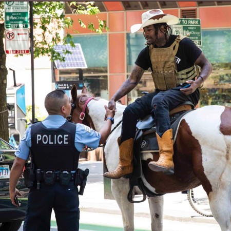 ▲芝加哥一名自稱「雷鬼頭牛仔」的男子日前騎馬上高速公路，遭到警方逮捕。（圖／翻攝自Facebook／Adam Hollingsworth）