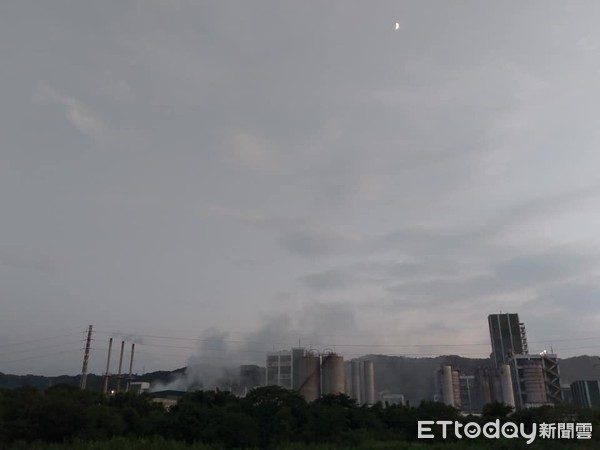 ▲▼遠東化纖新埔總廠驚傳油氣外洩。（圖／新竹縣議員陳新源提供）