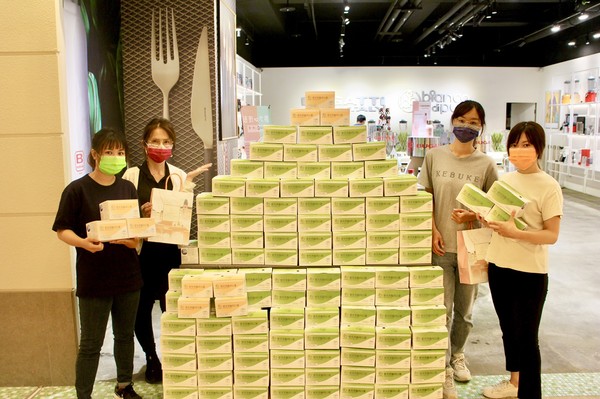 ▲麗寶Outlet Mall 24日起開賣3000盒特殊色口罩。（圖／記者游瓊華翻攝）