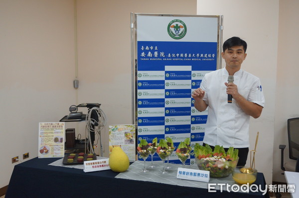 ▲台南市立安南醫院臨床營養科白詠暄營養師、洪靖雯營養師特別精心設計「高蛋白茶香紫薯冰皮月餅」與「高纖維的粉皮金高纖冰心月餅」，讓您享瘦中秋不怕胖。（圖／記者林悅翻攝，下同）