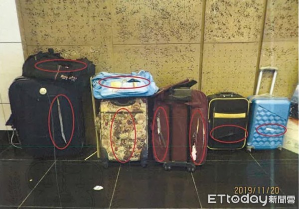 ▲台北車站行李箱遭清潔員割爛。（圖／記者羅志華翻攝）