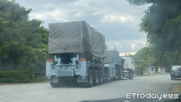 ▲神秘飛彈車現身東部。（圖／記者楊鈞典翻攝）