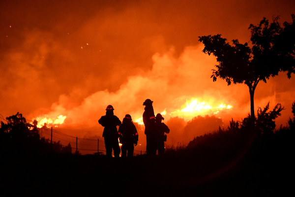 ▲▼加州大火延燒近150萬公頃，影響西岸上千萬人的生活。（圖／路透）