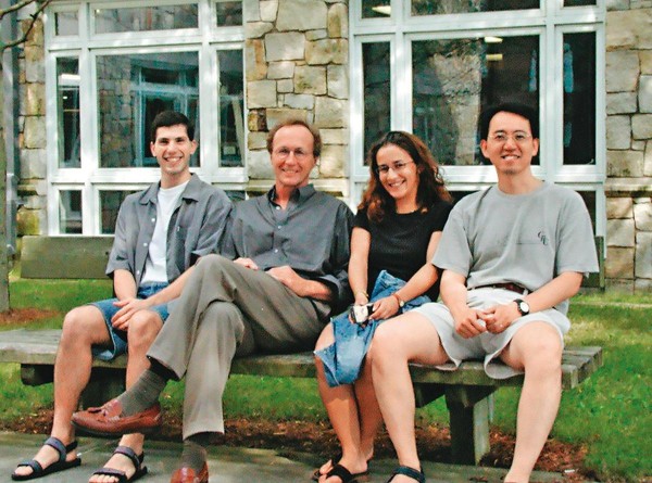 2003年夏天焦傳金（右）在美國鱈魚角做實驗，與合作的老師、同學合影。（焦傳金提供）