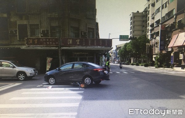 ▲台南市東區東平路、莊敬路口，26日下午2時28分許，發生自小客車撞死單車騎士車禍命案，死者人車一度被壓在車底，經救出送醫急救宣告不治。（圖／記者林悅翻攝）