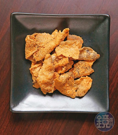 繼鹹蛋黃餅熱賣後，老楊推出該系列商品，如鹹蛋黃魚皮。（119元／包）