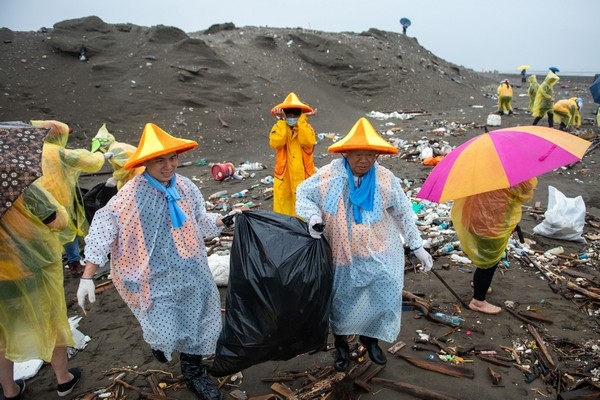 國際獅子會300G2區千名獅友　不畏風雨淨灘做環