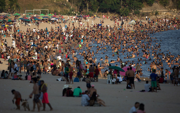 ▲▼儘管巴西的瑪瑙斯（Manaus）面臨嚴峻的疫情，仍有很多居民遊客不以為意。潘塔內格拉沙灘上聚集大批民眾。（圖／路透）