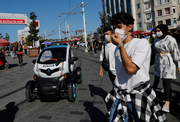 ▲▼伊斯坦堡（Istanbul）警察開著小型電動警車，監督民眾是否有落實防疫政策。（圖／路透）