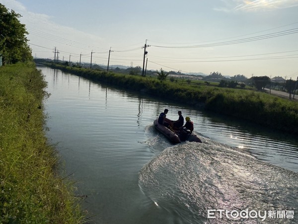 ▲台南市官田區八田路與南120附近嘉南大圳，上午發現2具男浮屍，消防人員下艇進行打撈作業。（圖／記者林悅翻攝，下同）