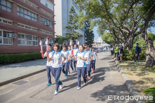 ▲2020年全國大專校院運動會聖火蒞臨嘉藥進行傳遞儀式，校園中充滿著引頸期盼聖火的選手們，還有拿著手繪教師節卡片的同學們，讓校園充滿青春活力。（圖／記者林悅翻攝，下同）