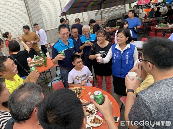 ▲雲林縣肉品市場昨日舉辦中秋節員工聯誼活動，雲林縣長張麗善特別前往參加，與肉品市場員工一起烤肉，傾聽同仁所受的委曲及心聲。（圖／記者蔡佩旻攝）