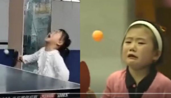 ▲▼3歲女童叉腰邊哭打桌球。（圖／翻攝自微博）