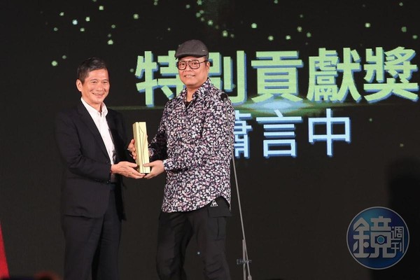 文化部長李永得（左）頒發特別貢獻獎給蕭言中。