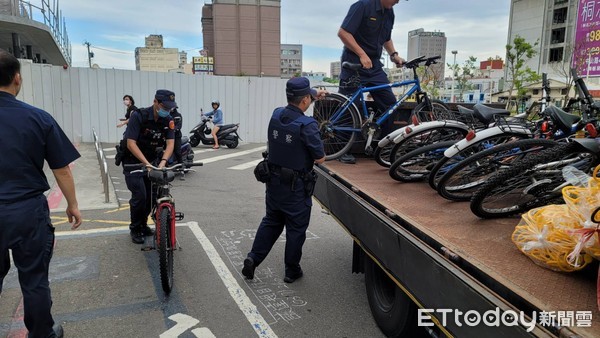 ▲苗栗火車站周邊機車及自行車違規停放人行道的情形嚴重，苗栗警方也展開大執法，取締告發。（圖／記者黃孟珍翻攝）