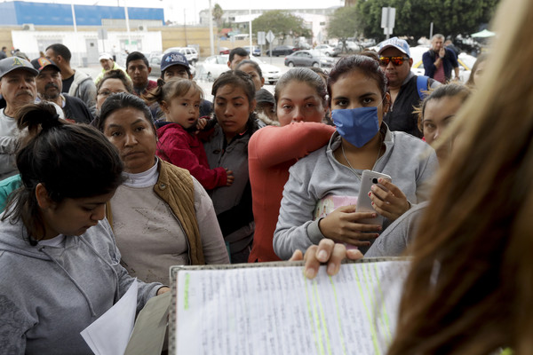 ▲墨西哥提華納（Tijuana）一群移民婦女等待叫號，試圖穿越邊境，前往美國尋求庇護。（圖／達志影像／美聯社）