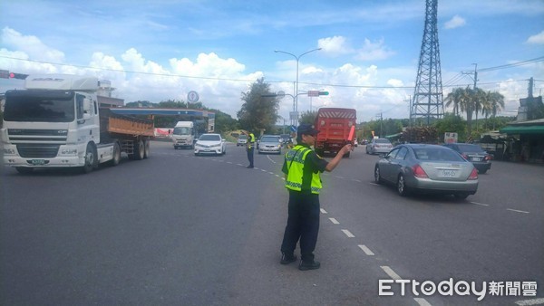 ▲今年中秋節假期，台南市警局啟動「交通快暢」計畫三步驟，並由巡邏員警及義交擔任交通尖兵，通報疏導排除、管制及回報路況。（圖／記者林悅翻攝，下同）