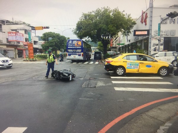 ▲台中市北屯區松竹路28日上午發生一起車禍意外，造成男大生安全帽噴飛，牙齒斷裂、腳骨折。（圖／民眾提供）