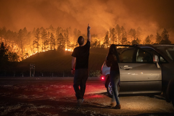 ▲▼加州納帕谷居民看著漫天野火吞噬山林。（圖／路透）