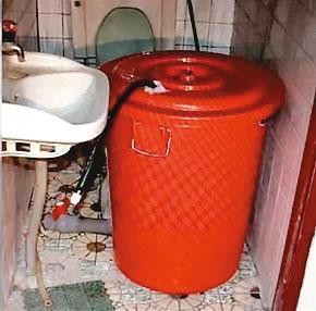 凶手具水電專長，特別將塑膠桶改造，讓屍水能順利排出。（翻攝畫面）