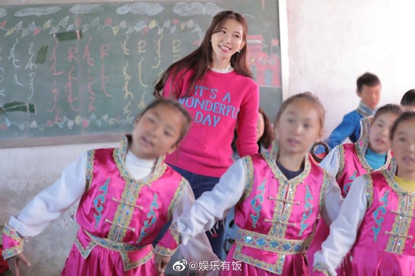 ▲▼林志玲曾陪蒙古小學生唱《我和我的祖國》。（圖／翻攝自微博／娛樂有飯）