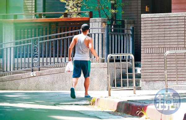 9/18 13:00,買完便當後,范逸臣快速走回田中千繪的家中,過著顧家生活。