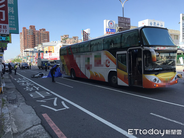 ▲台南市東區中華東路二段發生大客車與機車車禍命案，男騎士頭部重創當場死亡。（圖／記者林悅翻攝，下同）