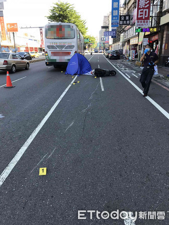 ▲台南市東區中華東路二段發生大客車與機車車禍命案，男騎士頭部重創當場死亡。（圖／記者林悅翻攝，下同）