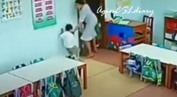 ▲泰國幼兒園老師多次出手推倒兒童。（圖／翻攝自YouTube）