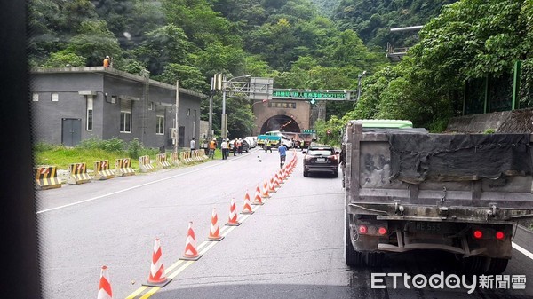 ▲小貨車駕駛左大腿骨折被卡車內。（圖／新城分局提供，下同）