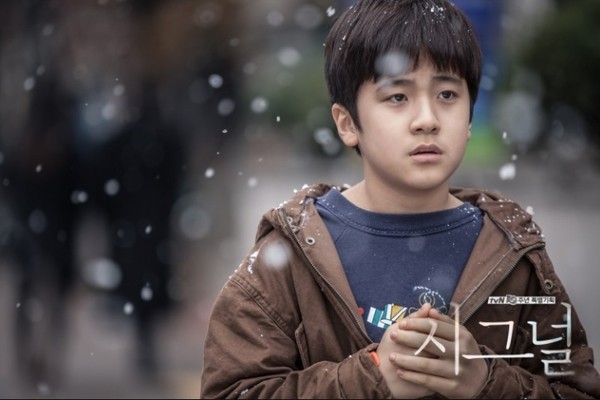 ▲金玄彬是參演《信號》，飾演李帝勳的童年角色走紅。（圖／《信號》劇照）