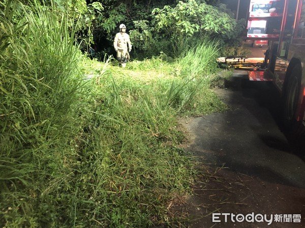 ▲台南市一輛休旅車9月30日深夜翻下邊坡，造成1死1傷憾事。（圖／記者林悅翻攝／下同）