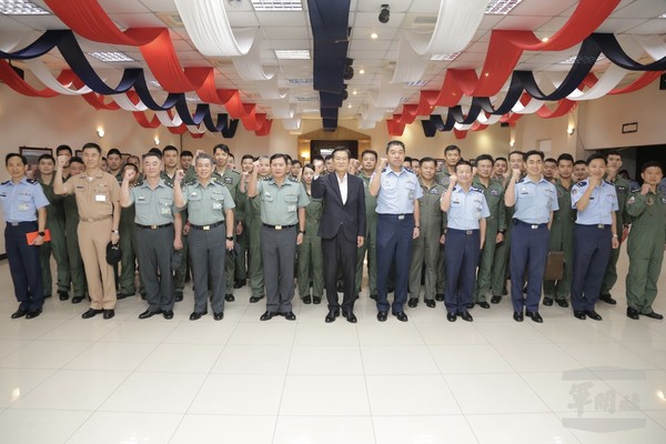 ▲▼國防部長嚴德發慰勉空軍部隊。（圖／軍聞社）