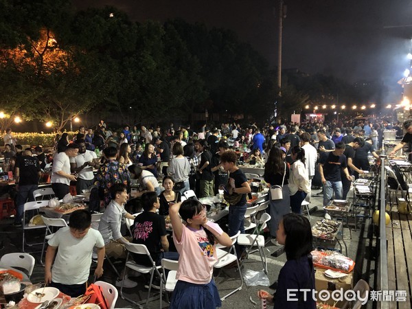 ▲台灣民眾在上海舉行的大型中秋烤肉活動已經邁入第6年。（圖／記者魏有德攝）