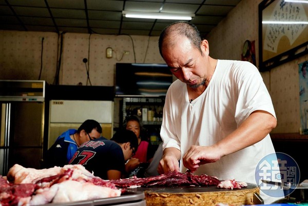 沈大裕是阿裕牛肉涮涮鍋的靈魂人物，憑藉每日現宰的新鮮溫體牛肉和獨門刀工，收服台灣政商界饕客。
