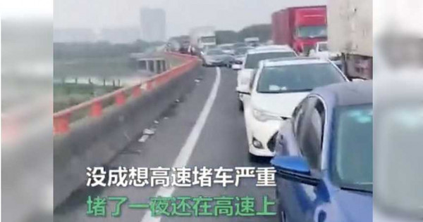 男返鄉塞車一夜還在原地!轉頭見「隔壁車主橋上釣魚」 網笑:魚餌是月餅嗎 男返鄉塞車一夜還在原地!轉頭見「隔壁車主橋上釣魚」 網笑:魚餌是月餅嗎