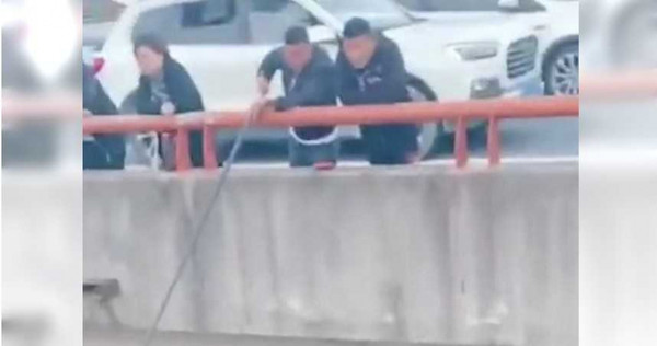 男返鄉塞車一夜還在原地!轉頭見「隔壁車主橋上釣魚」 網笑:魚餌是月餅嗎 男返鄉塞車一夜還在原地!轉頭見「隔壁車主橋上釣魚」 網笑:魚餌是月餅嗎