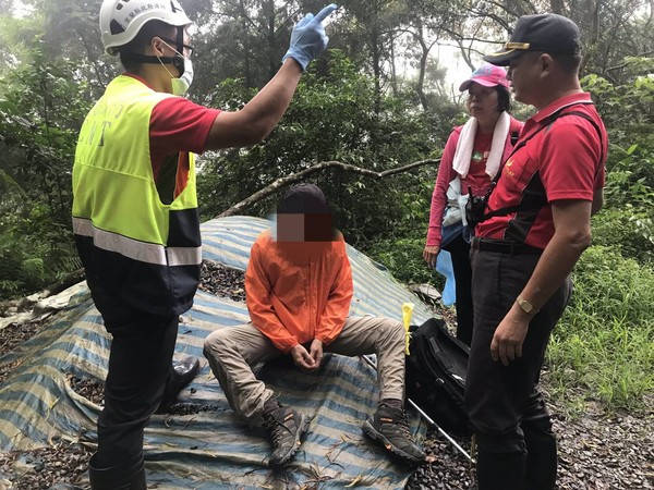 ▲▼警消救護爬礁溪抹茶山走不動旅行團員。（圖／宜蘭消防局提供，下同）