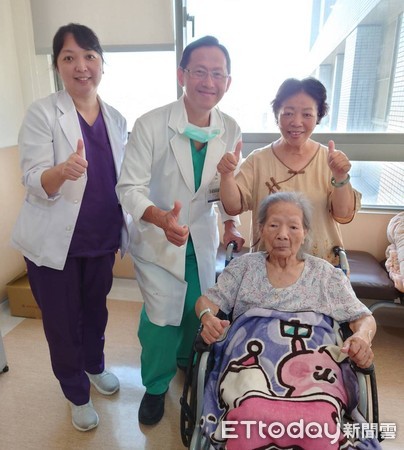 ▲主任馮啟彥(左2)表示,長輩年紀雖大,但若能積極與醫師討論與評估,治療後仍能恢復良。(圖/記者黃孟珍翻攝) ▲主任馮啟彥(左2)表示,長輩年紀雖大,但若能積極與醫師討論與評估,治療後仍能恢復良。(圖/記者黃孟珍翻攝)