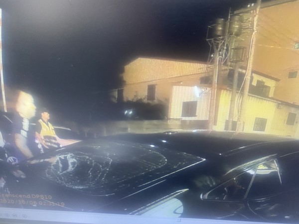 ▲賓士男砸自己車。(圖/民眾提供) ▲賓士男砸自己車。(圖/民眾提供)