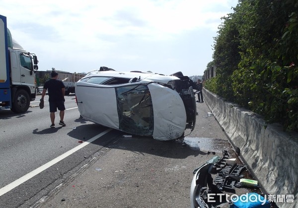 ▲▼國道一號轎車撞聯結車。（圖／記者陳凱力翻攝）