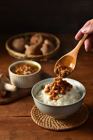 ▲▼經濟部公布全台156家經典滷肉飯名單,其中「新滷若飯」上榜,造福素食者。(圖/記者鄧木卿翻攝) ▲▼經濟部公布全台156家經典滷肉飯名單,其中「新滷若飯」上榜,造福素食者。(圖/記者鄧木卿翻攝)