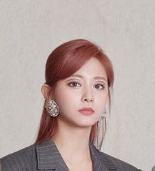 ▲子瑜TWICE回歸照「眼皮上一條線」 詭異眼妝韓網崩潰了。(圖/翻攝自TWICE官方臉書) ▲子瑜TWICE回歸照「眼皮上一條線」 詭異眼妝韓網崩潰了。(圖/翻攝自TWICE官方臉書)