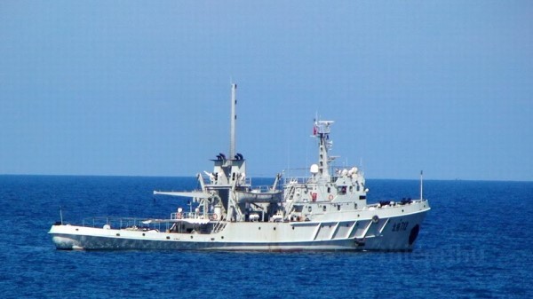 中國軍艦近日在南沙群島投下浮標，沒想到越南海軍發現後迅速出動，將浮標給拖走。(圖／環球網)