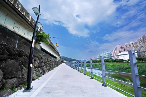 ▲新江北橋下新闢一條200公尺自行車道，於10月15日開放使用。（圖／高管處提供）