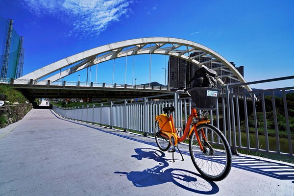 ▲新江北橋下新闢一條200公尺自行車道，於10月15日開放使用。（圖／高管處提供）