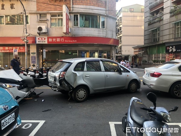 ▲▼劉男持刀強押郭女搶劫，郭女開車往前衝撞倒2人。（圖／記者游宗樺翻攝）